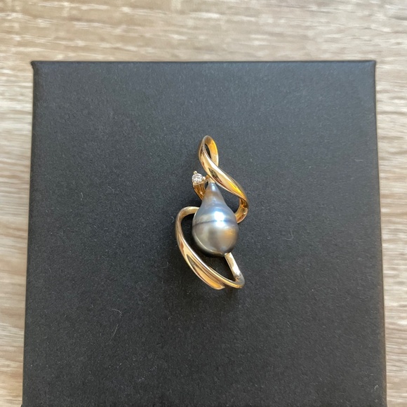 Vintage Solid 14K Yellow Gold Pearl & Diamond Charm Pendant - Picture 3 of 7